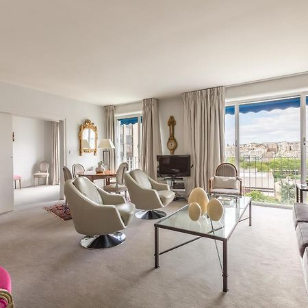 Апартаменты Veeve - Steps From The Eiffel Tower Париж Экстерьер фото
